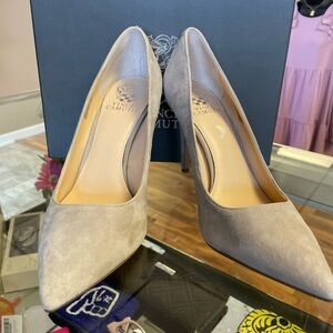 Vince Camuto London Fog suede tan heels 9M